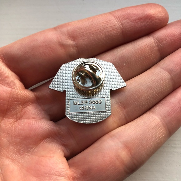 Vintage Boston Red Sox baseball jersey lapel pin - Picture 4 of 6